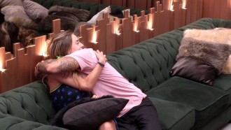 Resumo BBB: Última noite de Alan e Paula no BBB19 tem lembranças e champanhe