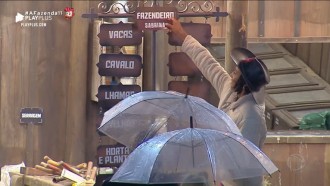 Sabrina divide as tarefas e deixa Andréa de folga