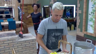 Sabrina diz que não sabia quem é Salgadinho: 'Pensei que era coxinha'