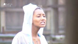 Sabrina e Thayse discutem sobre como fazer tarefas em dia de chuva