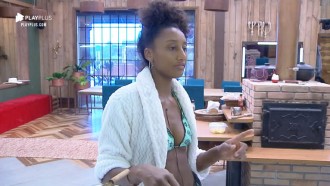 Sabrina lembra dos tempos de escola em conversa com Thayse