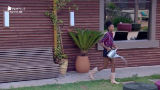 Sabrina Paiva acorda cedo para cuidar do jardim da sede