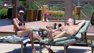 Sabrina Paiva e Rodrigo Phavanello curtem dia de sol na piscina