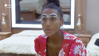 Sabrina Paiva mostra truque de beleza para realçar sobrancelhas