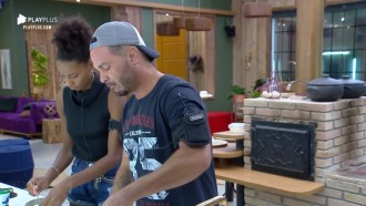 Sabrina Paiva prepara tapioca para Rodrigo Phavanello