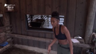 Sabrina Paiva reclama de louça que está suja há um dia