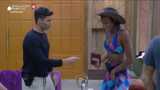 Sabrina recebe o chapéu de Fazendeira da Semana