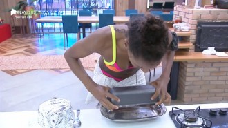 Sabrina sofre para tirar bolo congelado da forma e comemora