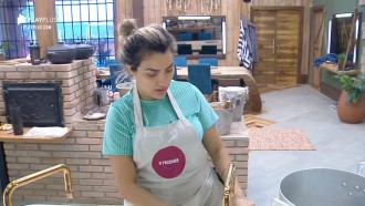 Sem água encanada após punição, Thayse reclama de louça suja
