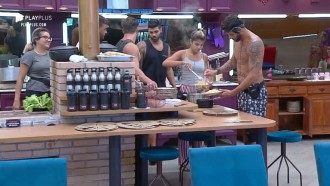 Sem carne após punição, peões comem espaguete com legumes