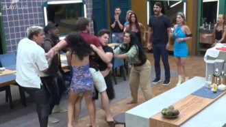 Shay agride Tiago, e ninjas invadem a sede de A Fazenda: 'Cotovelada no peito'