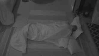 Sozinho no Bangalô do Líder, Kaysar deita no chão