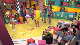 Sucesso nos anos 90, dança com passinho diverte peões em festa