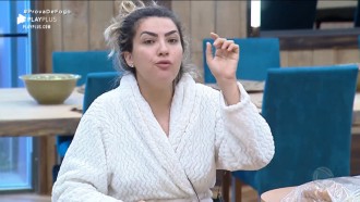 Thayse e Andréa brigam por causa da limpeza da casa