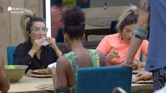 Thayse para Netto: 'Eu sou doce igual a um coice de mula'