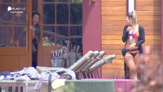 Thayse passa maquiagem para ir à piscina e é zoada por homens