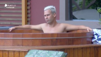 Viny aproveita tarde de sol no ofurô da sede