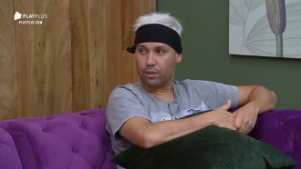 Viny fala com Netto sobre reta final do jogo: 'Mais 50 dias e acabou'