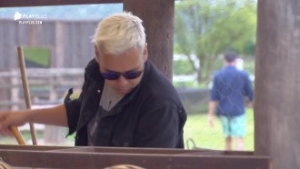 Viny Vieira canta Morrissey enquanto limpa galinheiro da sede