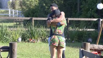 Aline pede um abraço a Bil – A Fazenda 13