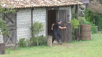 Com medo, Lucas corre de Lyon - A Fazenda 12