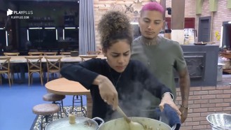 Dynho ajuda Sthe na cozinha - A Fazenda 13