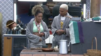 Dynho frita ovos para o jantar - A Fazenda 13