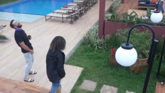 Erasmo assusta Sthe com sapo - A Fazenda 13