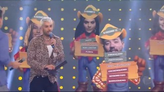 Gui Araujo entrega plaquinhas aos peões