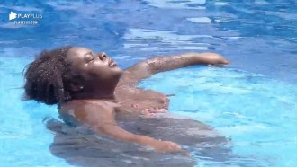 Jojo relaxa na piscina da sede - A Fazenda 12