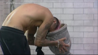 Lipe dá trabalho no pós-festa - A Fazenda 12