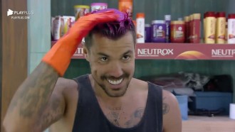 Lipe pinta o cabelo de roxo - A Fazenda 12