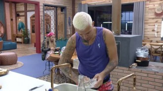 MC Gui reclama da louça suja - A Fazenda 13