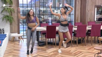 Peoas dançam animadas na cozinha