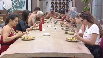 Peões almoçam em silêncio - A Fazenda 12