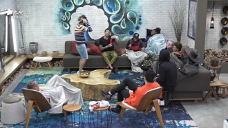 Peões cantam e animam a sede - A Fazenda 12