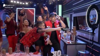 Peões cantam juntos e animados - A Fazenda 12