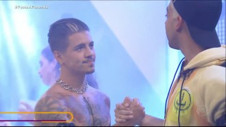 Peões se aproximam na festa - A Fazenda 12