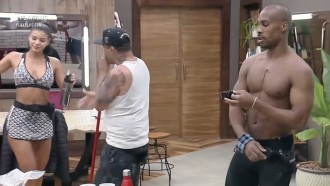 Peões unem beatbox com axé e animam a sede