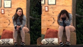 Sozinha, Nadja cai no choro e lamenta: 