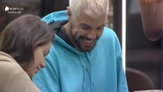 Stéfani ajuda Lipe com café - A Fazenda 12