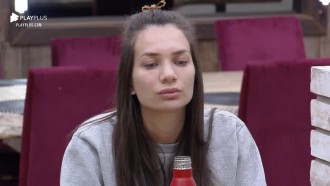 Stéfani Bays acorda pensativa - A Fazenda 12