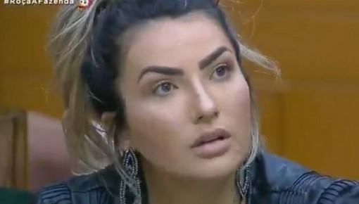 Ao vivo, Thayse Teixeira é alvo de brincadeira suspeita de Marcos Mion