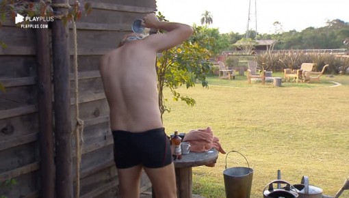 Após punição coletiva, Netto e Viny improvisam banho de canequinha
