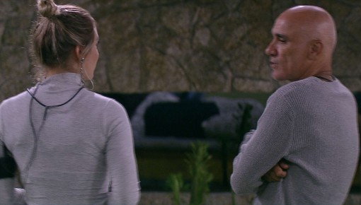 Ayrton abraça Jéssica e diz: 'Vai dar tudo certo'