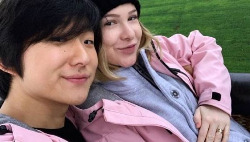 BBB20 - Esposa de Pyong Lee mostra que carrega foto dos dois na bolsa