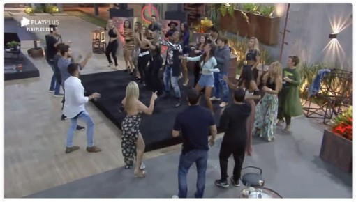 Casais se divertem e caem na pista na primeira festa da temporada