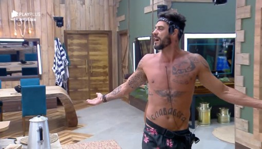 Diego e Jorge se estranham após dança sensual de Guilherme