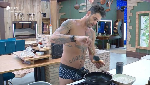 Diego Grossi acorda tarde e faz sanduíche de ovo, presunto e queijo