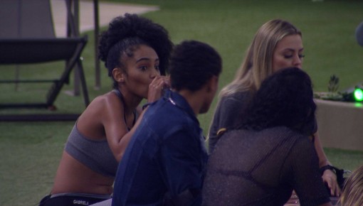 Em brincadeira, Gabriela provoca Danrley: 'Ué, mas você não é virgem?'